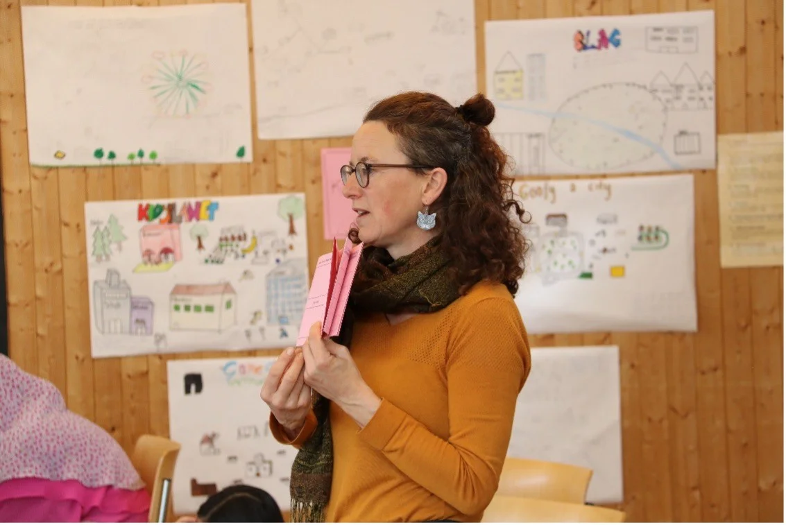 Eine Expertin erklärt die Kinderrechte einem Publikum