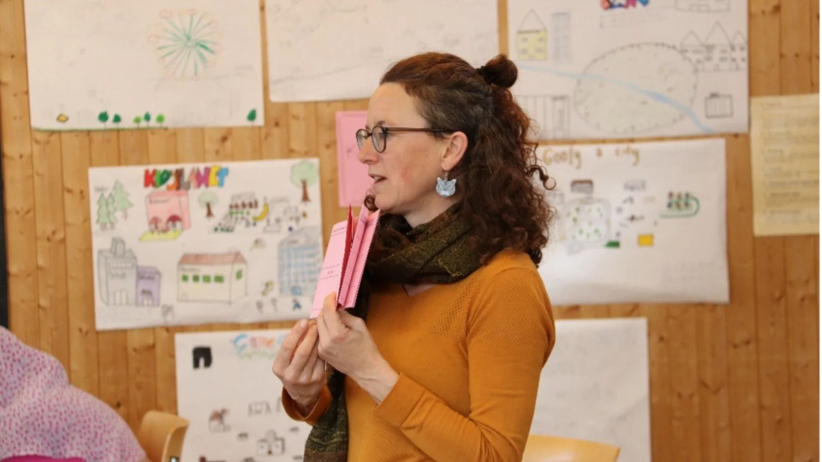Eine Expertin erklärt die Kinderrechte einem Publikum